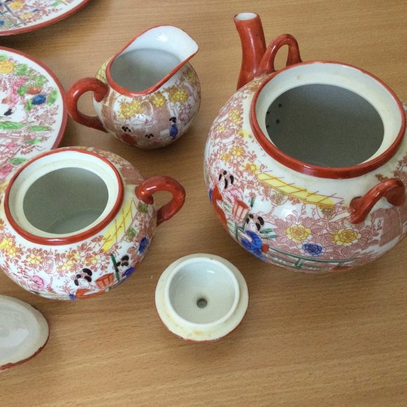 18pcs Vintage Japanese porcelain geisha teapot, creamer, bowl, cups, plates - Picture 8 of 11